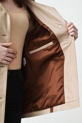 .federleichte Damen Lederjacke aus Lammnappa in creme mit Braun abgesetzt