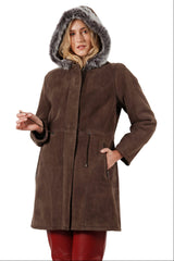 Damen Lammfellmantel mit Kapuze in braun mit Reißverschluss und Deckleiste