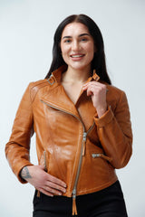 Kurze Damen Biker Style Lammnappalederjacke in Mais mit Stehkragen