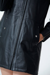 Sportliche Damen Lederjacke aus Lammnappa in Mattschwarz mit Kapuze