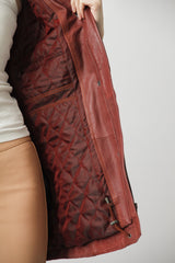 Roter Damen Lederparka Lammnappa abnehmbarer Kapuze und Pelzstreifen aus Finnraccoonn