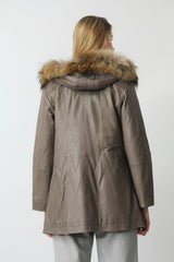 Weicher Lederparka aus Lammnappa tailliert mit Kapuze und Raccoon Fellbesatz und Steppnähte