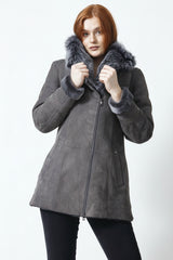 leichte schicke Damen Lammfelljacke mit großer Lammfell-Kapuze in der Farbe grau