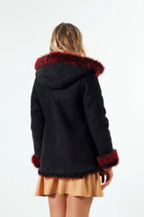 Halblange Damenlammfelljacke aus Volltoscana mit Kapuze tailliert in Schwarz Velour