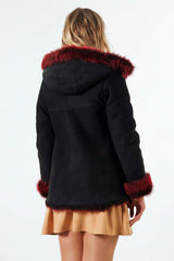 Halblange Damenlammfelljacke aus Volltoscana mit Kapuze tailliert in Schwarz Velour
