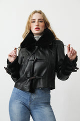 Figurbetonte kurze Damenlederjacke in schwarz mit Lammfelleinsätze und Knebelknöpfe