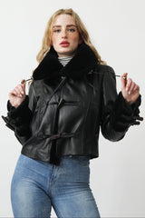 Figurbetonte kurze Damenlederjacke in schwarz mit Lammfelleinsätze und Knebelknöpfe