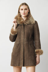 Figurbetonte Damen Lammfelljacke in Camel mit Toscana Kragen und Stulpen