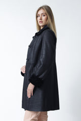 lange leichte Damen Lammfelljacke in schwarz mit Knöpfen und hoch schließbar