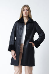 leichter Damen Lammfellmantel in schwarz tailliert