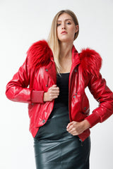 Kurze Damen Lederjacke aus Lammnappa rot mit Kapuze und Blaufuchsverbrämung