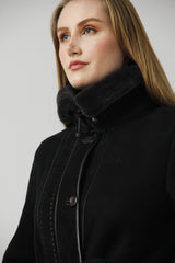 Modische schicke Damen Lammfelljacke in schwarz in Pelzvelour