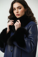 Lange Damen Lammfelljacke in A-Form Blau mit Blaufuchsverbrämung