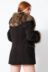 Lange Damen Lammfelljacke in braun mit Fellkragen und Knöpfen