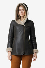 halblange echte Damen Lammfelljacke tailliert mit Kapuze außen und innen beige