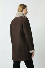 Schicke Damen Lammfelljacke zum knöpfen in Braun nappiert und Stehkragen