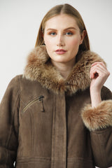 Warme Damen Lammfelljacke in Camel mit Front Reißverschluss und Toskanaverbrämung