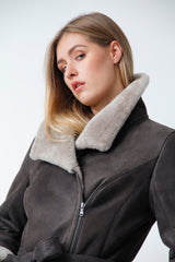 Lange Damen Merino Lammfelljacke tailliert braun nappiert mit Gürtel