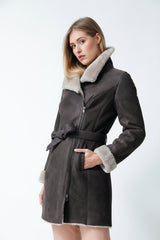 Lange leichte Damen Lammfelljacke mit Reißverschluss in Braun