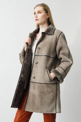 lange damen Lammfelljacke in silber zum knöpfen hochschließbar