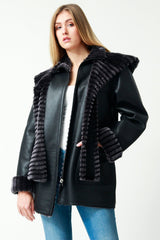 Po bedeckte schwarze leichte Damen Lammfelljacke zum wenden mit Schalkapuze abnehmbar Reißverschluss