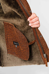 Kurze Herren Lammfell Jacke Entrefinolamm in Braun antik und Stehkragen