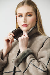 Naturbelassene Damen Lammfelljacke wie gewachsen in Silbergrau für den Winter