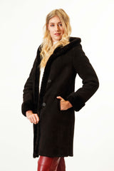 Damen Merino Lammfelljacke mit Kapuze tailliert dunkelbraun geknöpft in Pelzvelour