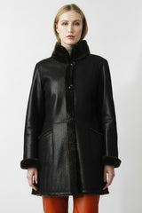 Lange Damen Lammfelljacke in schwarz zum Wenden mit Stehkragen
