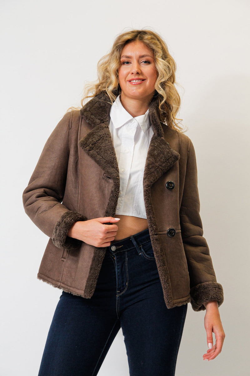 Kurze Christ Damen Lammfelljacke in braun nappiert tailliert zum 