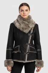 Echte kurze Damen Lammfelljacke aus Merino-Lamm Pelzvelour in schwarz. Der Toskana großer Lammfellkragen und Ärmelenden sind bildschön.