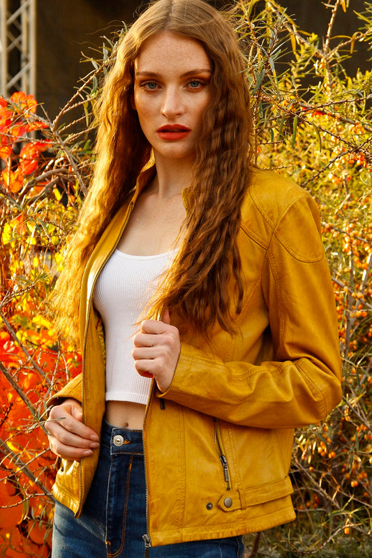 Frau trägt gelbe kurze Lederjacke 