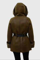 Lange Damen Lammfelljacke mit Kapuze aus Toskana Fell und Ärmellänge. Das Modell ist antik braun ,hat ein Reißverschluss und ein Gürtel