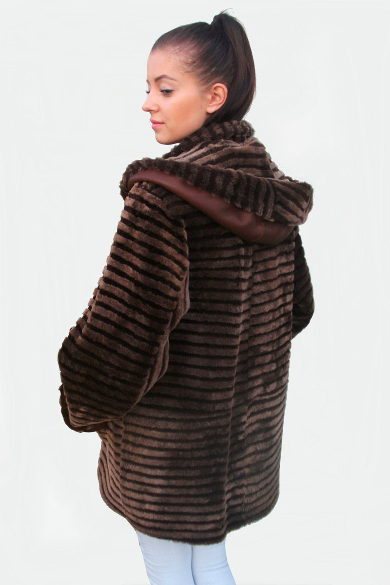 Schicke leichte braune Damen Lammfelljacke zum wenden mit abnehmbarer Kapuze