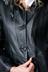 Damen Kurzmantel als Swinger Lammnappa in schwarz mit Kapuze Silberfuchsbesatz