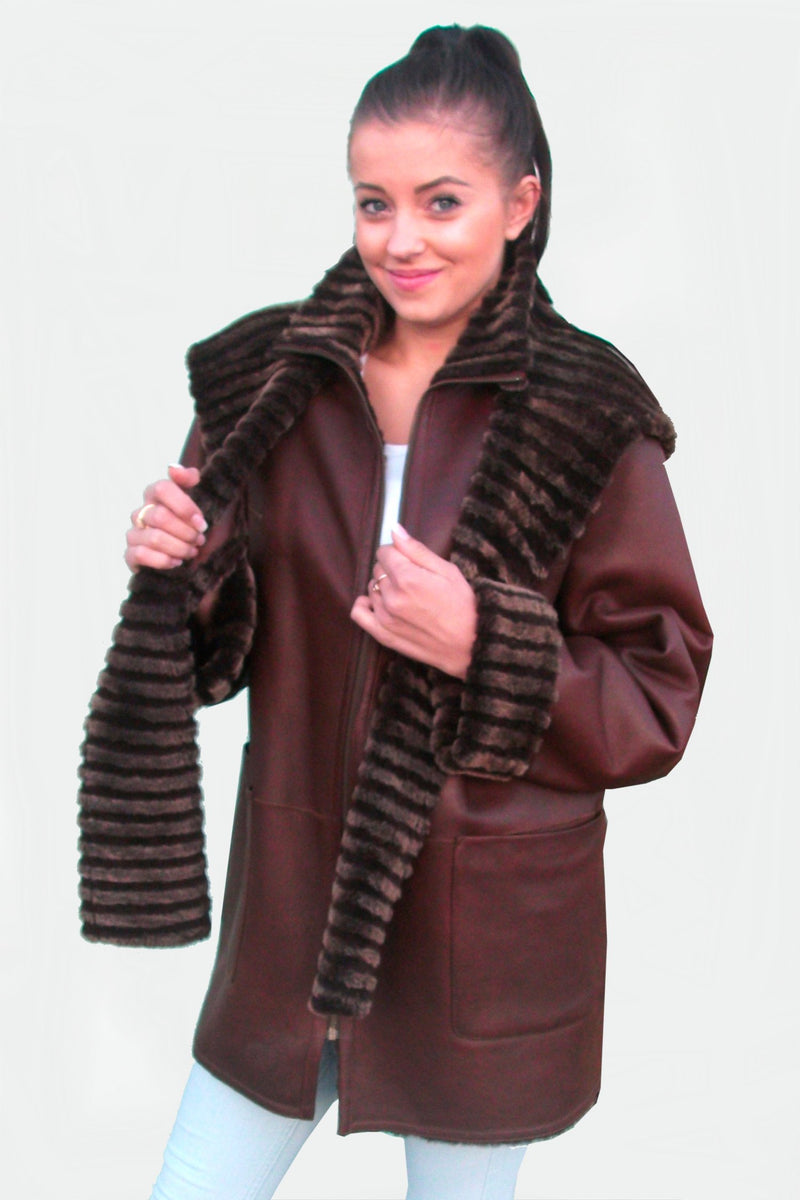 lange Damen Lammfelljacke mit Reißverschluss. Die Schaffell-Jacke kann gewendet werden, abnehmbare Kapuze