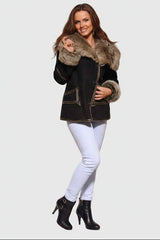 Echte kurze Damen Lammfelljacke aus Knöpfe und Pelzvelour in schwarz. Der Toskana großer Lammfellkragen und Ärmelenden sind bildschön.
