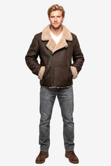 kurze Herren Lammfelljacke braun, Schrägreißverschluss, Kragen mit Riegel, seitlich Riegel, Innentasche