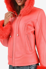 kurze rote gewachsene Damen-Lammfell-Schaffell-Jacke mit Kapuze & Reißverschluss