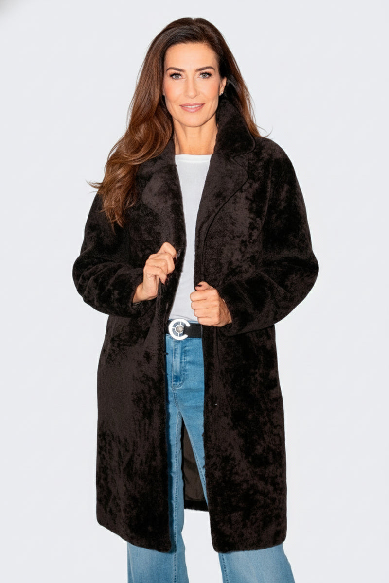 Langer Damen Curly Lammfellmantel in braun und Reverse hochschließbar