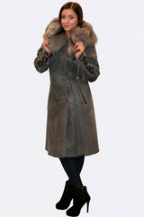 lange Damen Lammfelljacke mit Kapuze als Zweireiher in Steingrau