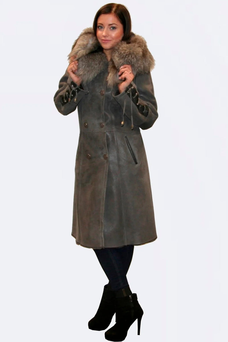 lange Damen Lammfelljacke mit Kapuze als Zweireiher in Steingrau