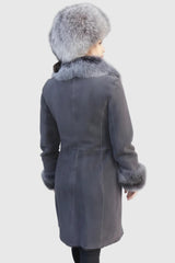 Echter Damen Lammfell-Kurz-Mantel in Pelzvelour aus Merino Lamm mit Toskana Lammfell, das Modell ist figurbetont und in der Farbe grau