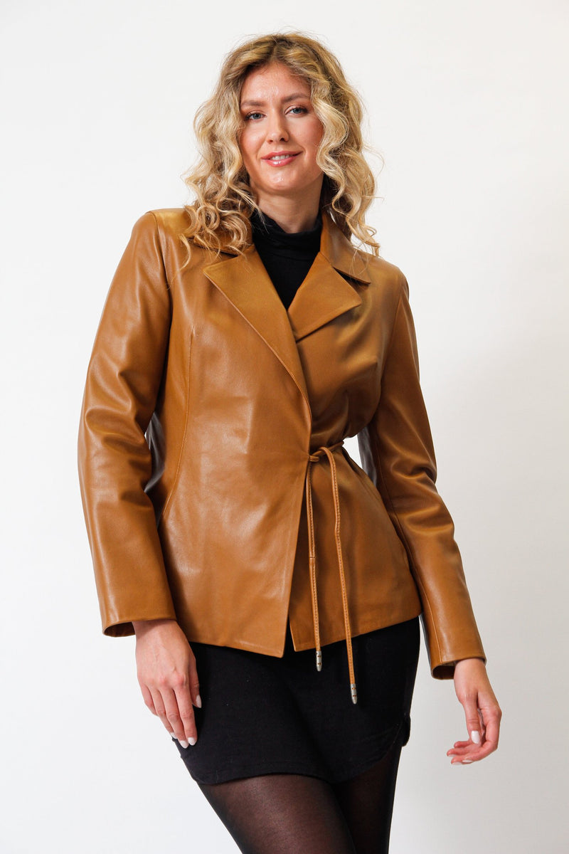 Eleganter Damen Lederblazer in cognac aus Lammnappa mit Gürtel 