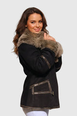 Echte kurze Damen Lammfelljacke aus Merino-Lamm Pelzvelour in schwarz. Der Toskana großer Lammfellkragen und Ärmelenden sind bildschön. Die Lammfelljacke ist extrem leicht.