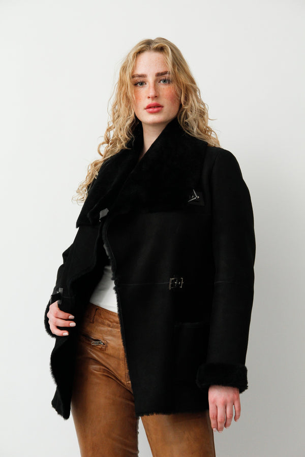 Halblange Damen Winter Lammfelljacke aus Merinolamm in schwarz velour tailliert