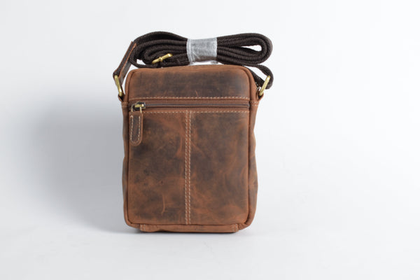 Kleine Unisex Schultertasche aus Rindleder in Cognac, Braun und Schwarz