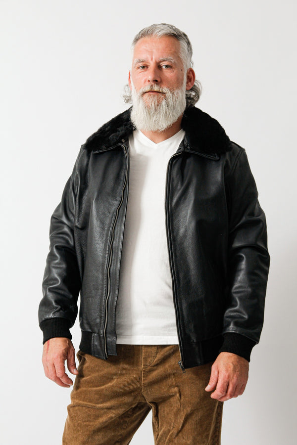 Herren Pilotenlederjacke aus Rindnappa in schwarz mit abnehmbaren Fellkragen