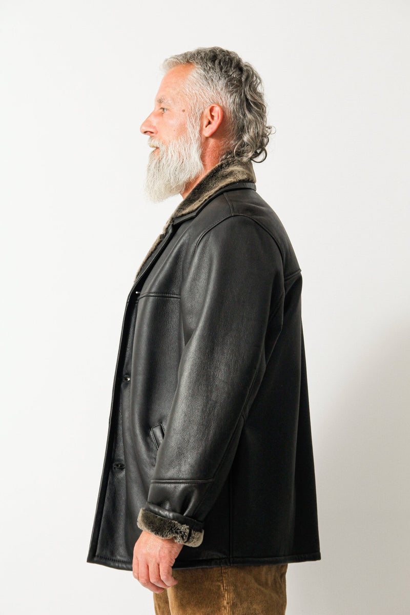 Klassische Herren Winter Lammfelljacke in schwarz nappiert zum knöpfen schließbar