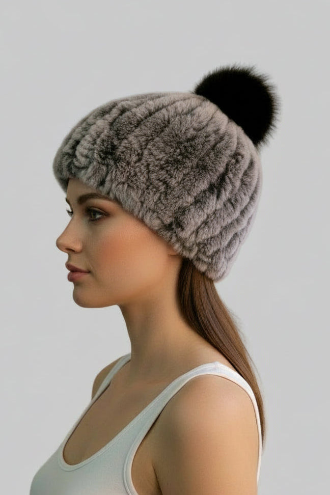 Echte gestrickte Kaninchenfellmütze